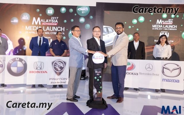 IMG_8655-L-R-Malaysia-Autoshow-2017-Co-organising-Chairman-Yamin-Vong-MAI-CEO-Dato-Madani-Sahari-and-Naza-Corp-Automotive-Group-COO-Datuk-Samson-Anand-George-launching-the-Malaysia-Autosh.jpeg