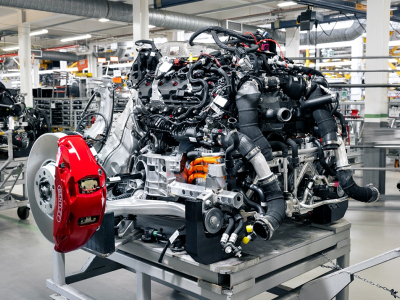 Bentley Ultra Performance Hybrid 2024