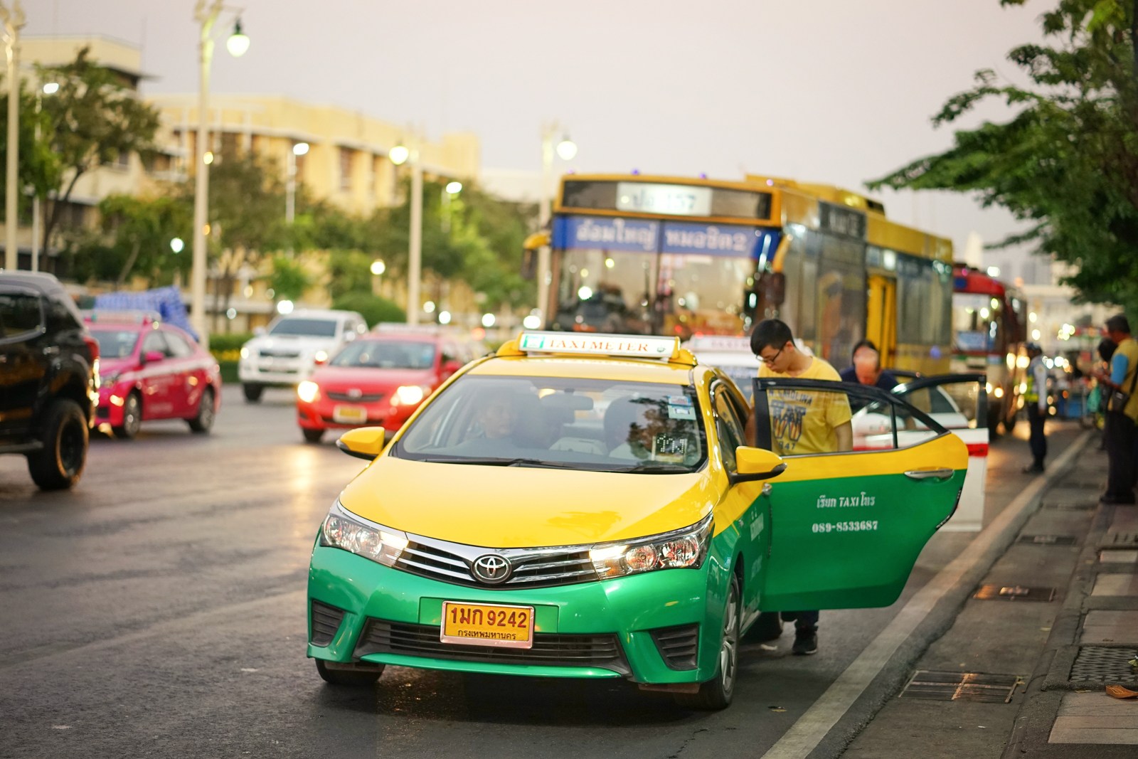 Такси тайцы. Такси Бангкок. Такси в Тайланде. Такси в Бразилии. Туристы в такси.