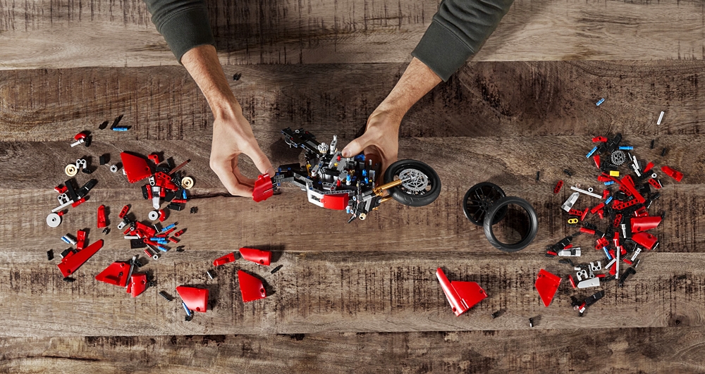 LEGO® Technic™ Ducati Panigale V4 R