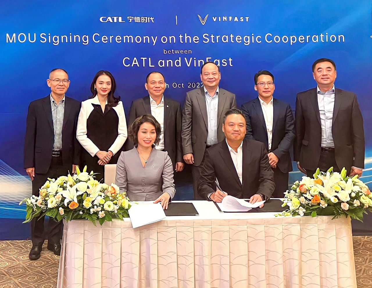 En. Pham Nhat Vuong - Pengerusi Vingroup dan En. Robin Zeng - Pengasas dan Pengerusi CATL (tengah) menyaksikan majlis menandatangani memorandum persefahaman mengenai kerjasama strategik antara CATL dan VinFast di Osaka, Jepun pada 30 Oktober 2022