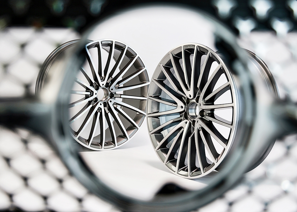Rim AMG rims, palsu sebelah kiri, asli sebelah kanan