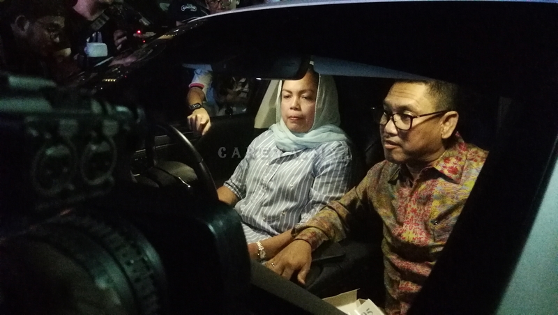 Menteri Besar Perak dan isteri menonton dalam kenderaan beliau ketika sessi tayangan sedang berlangsung