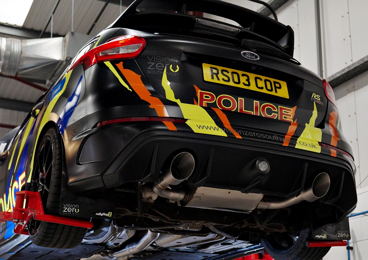  Kereta Polis Ford Focus RS dengan ekzos Milltek Sport 