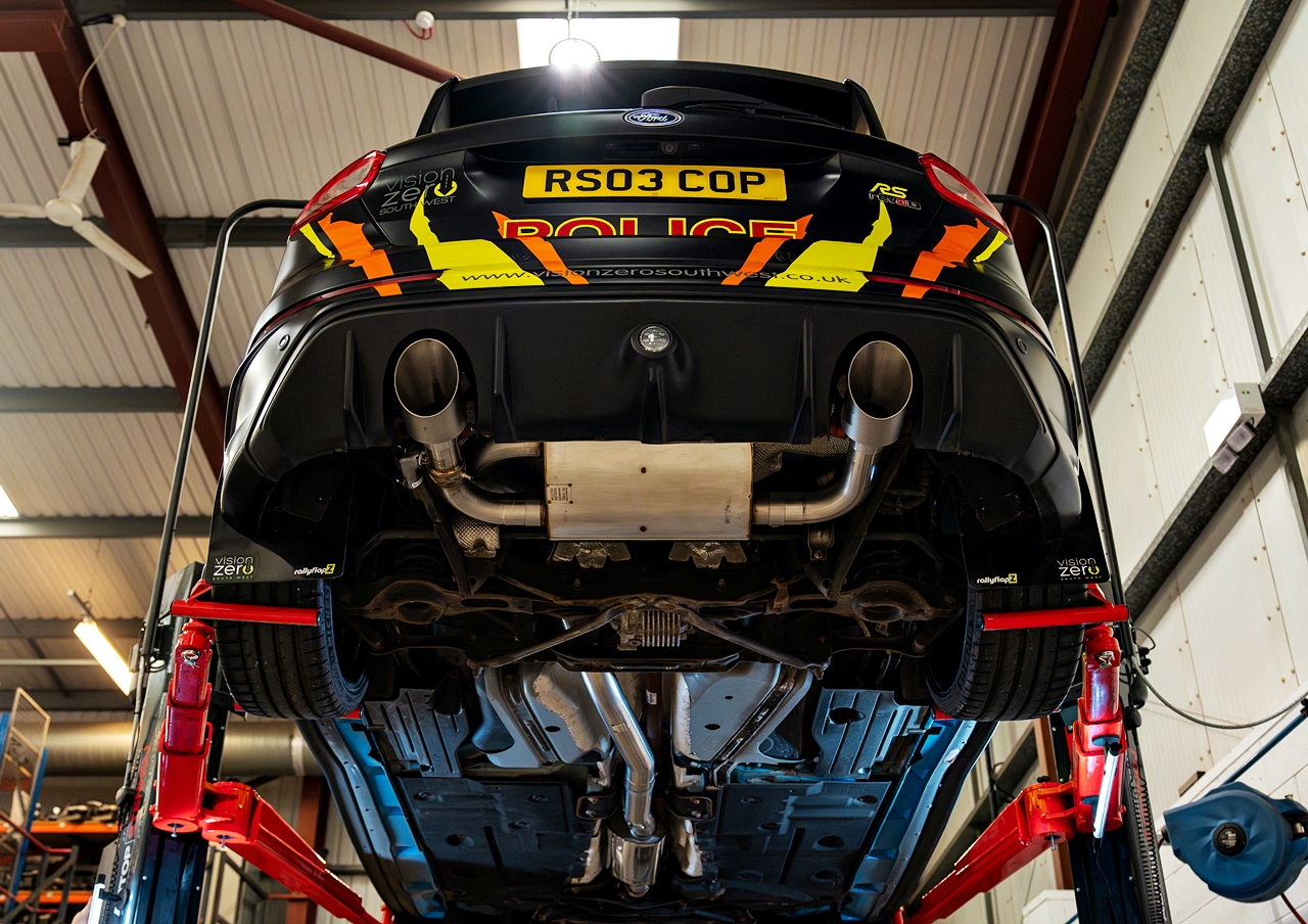 Kereta Polis Ford Focus RS dengan ekzos Milltek Sport 