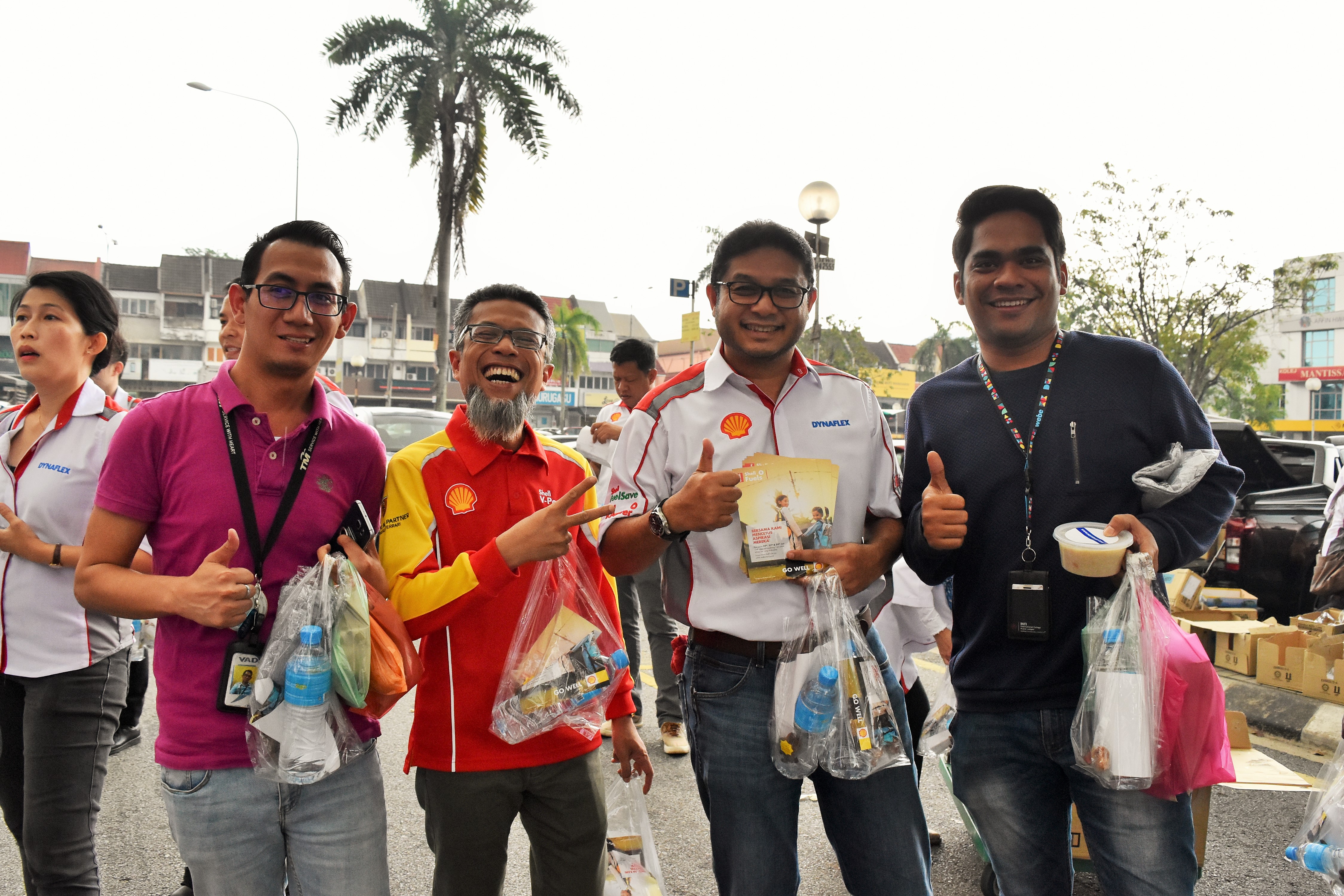  (Gambar diatas) Shairan Huzani Husain, perngurus urusan Shell Malaysia Trading Sdn Bhd and Shell Timur Sdn Bhd, (kedua dari arah kiri) dan Joari Mohamad Jaafar, pengurus senior daerah (Central) (ketiga dari arah kiri) menghulurkan kurma dan air minuman untuk berbuka puasa. 