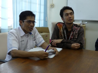 Pegawai penyelidik utama MPOB, Wan Hasanuddin Wan Hassan (kiri) dan Jurutera Mekanikal, Jabatan Kejuruteraan Mekanikal dan Elektrikal, Muhammad Alif Bin Muhammad Noor (kanan).
